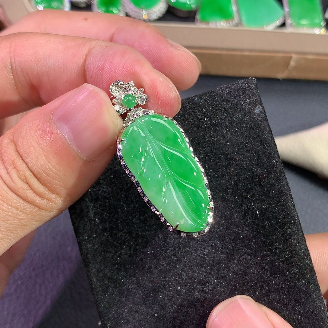 翡翠吊坠(赠链)18K金镶嵌