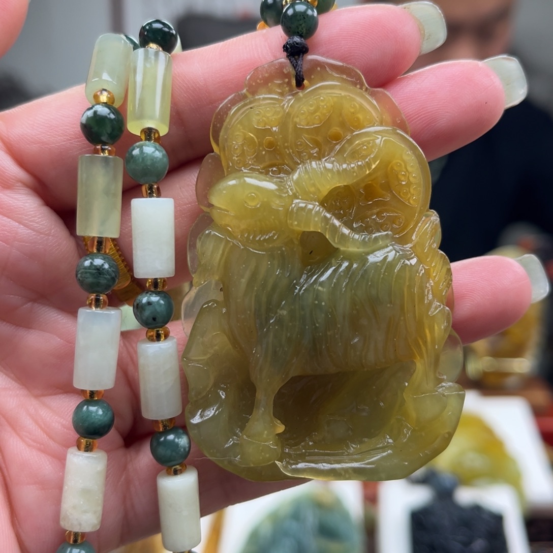 蛇纹石玉未镶嵌颈饰挂件