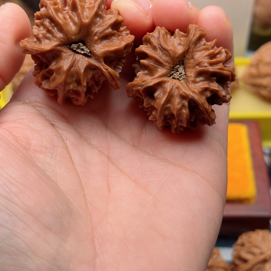 【闪购商品】桃木W**文玩核桃手把件35岐山