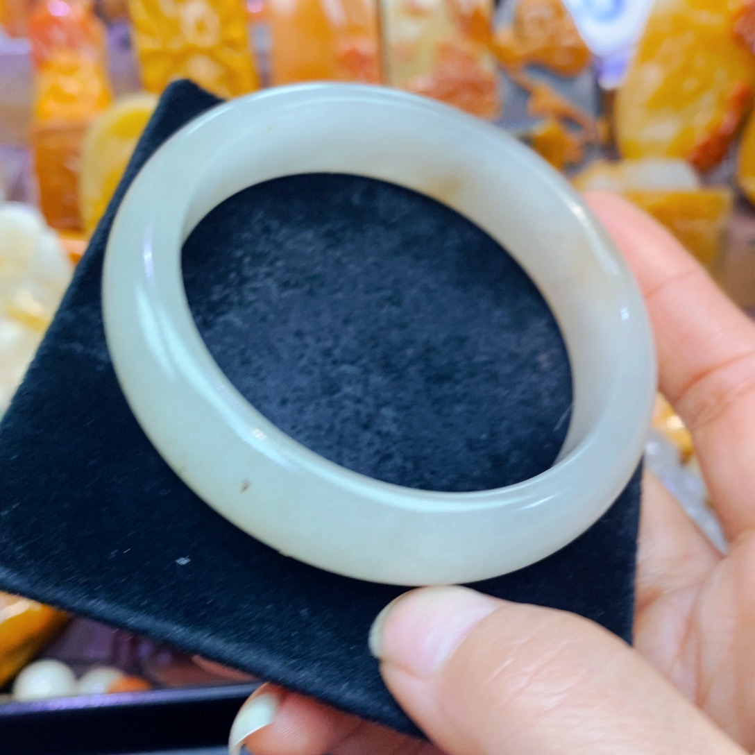 未镶嵌石英质玉（黄龙玉）颈饰