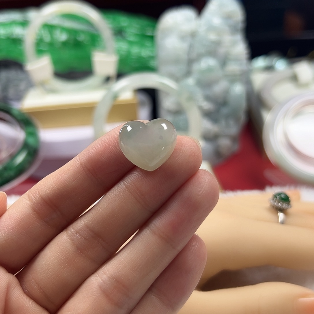 颈饰未镶嵌翡翠缅甸天然翡翠爱心