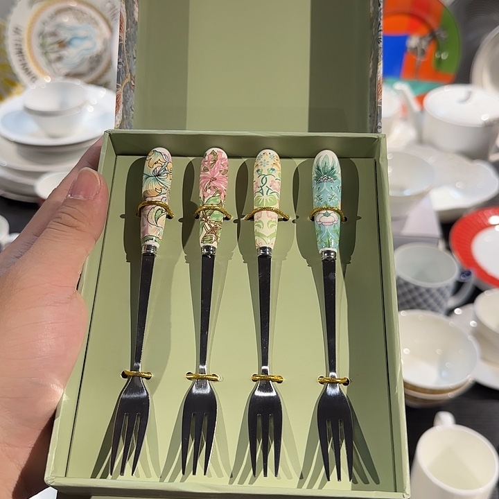 四个叉子四个叉子