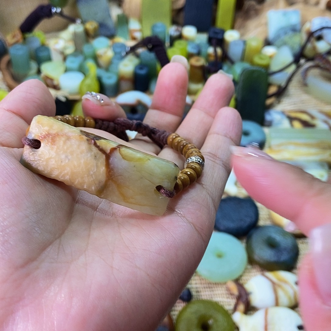 未镶嵌蛇纹石玉挂件