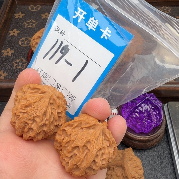 文玩核桃吊坠苹果园