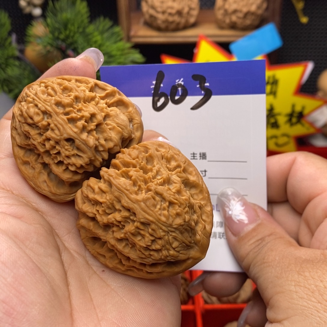 文玩核桃吊坠三角将。边42。 丹