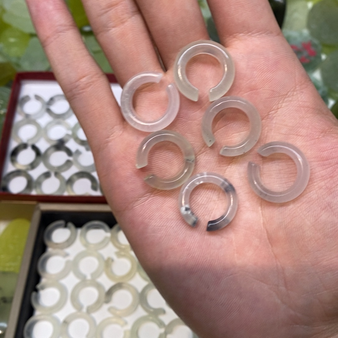 蛇纹石玉未镶嵌耳环