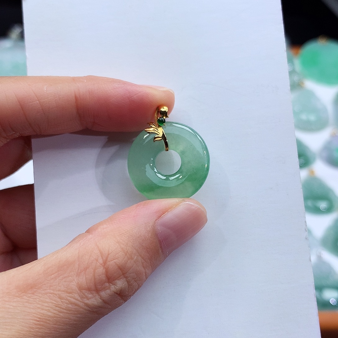 翡翠18K金镶嵌颈饰翡翠吊坠