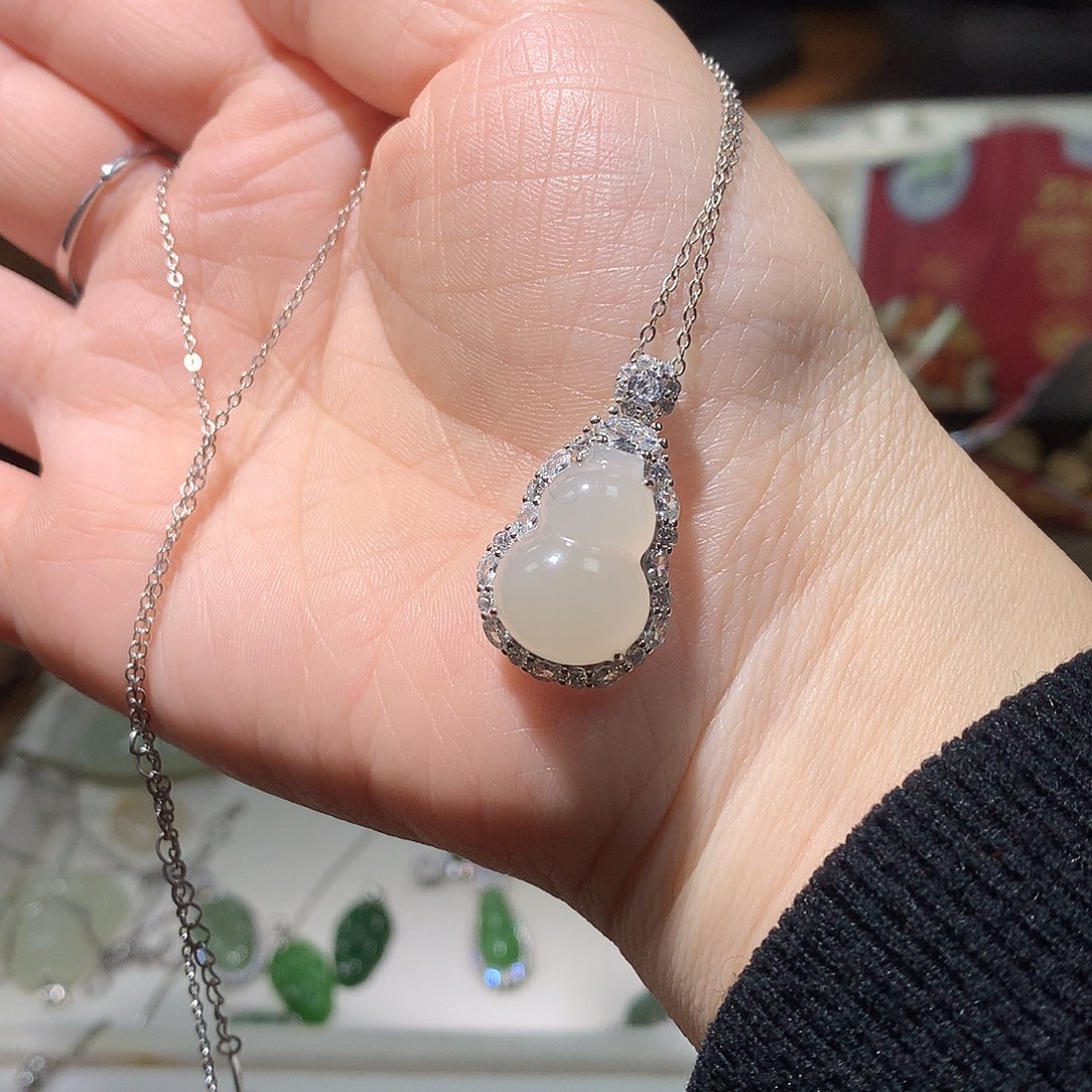 和田玉颈饰银S925镶嵌妮**?