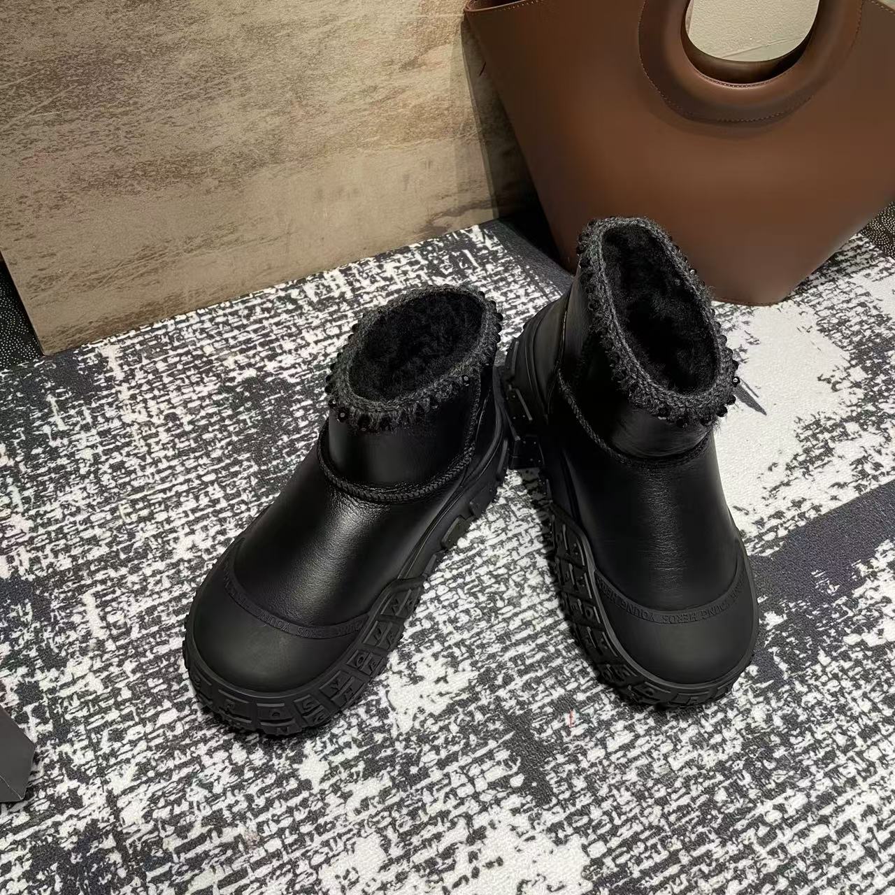 VV&AA 冬季雪地靴加厚保暖轮胎厚底短筒靴 SS2832-55