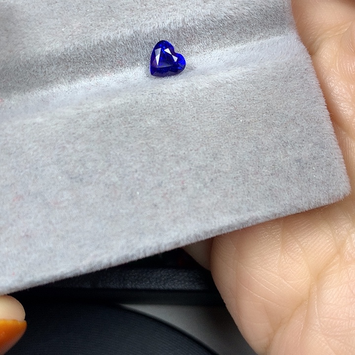 蓝宝石裸石爱心皇家蓝蓝宝石