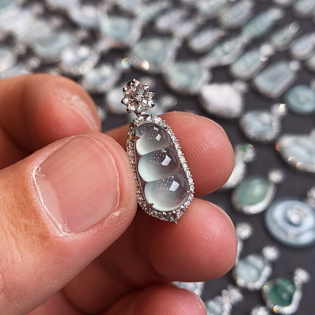 翡翠颈饰18K金镶嵌豆子