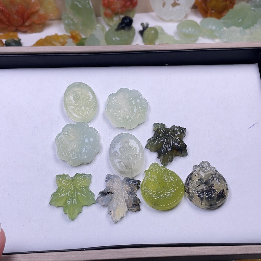 玄***归蛇纹石玉未镶嵌颈饰