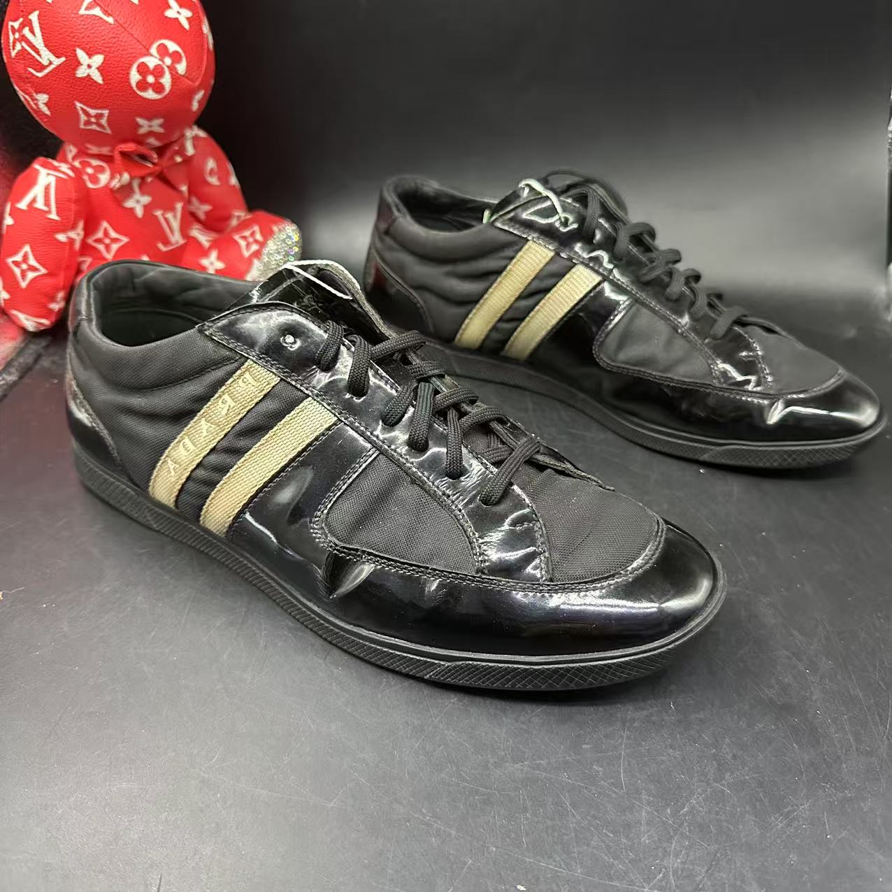 95新 Prada/普拉达 【AO福利】41欧码 男士黑色漆皮拼接板鞋uu005