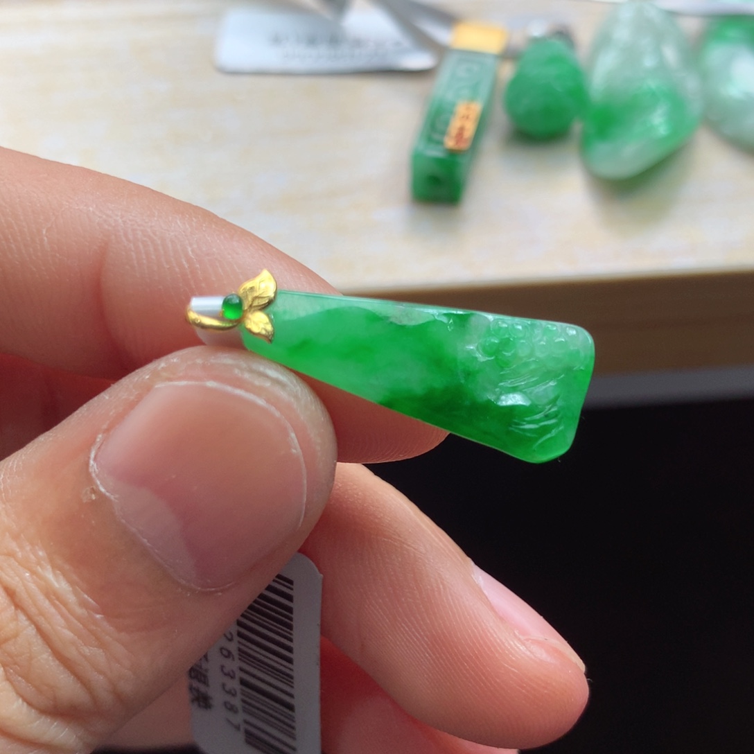 翡翠18K金镶嵌颈饰吊坠