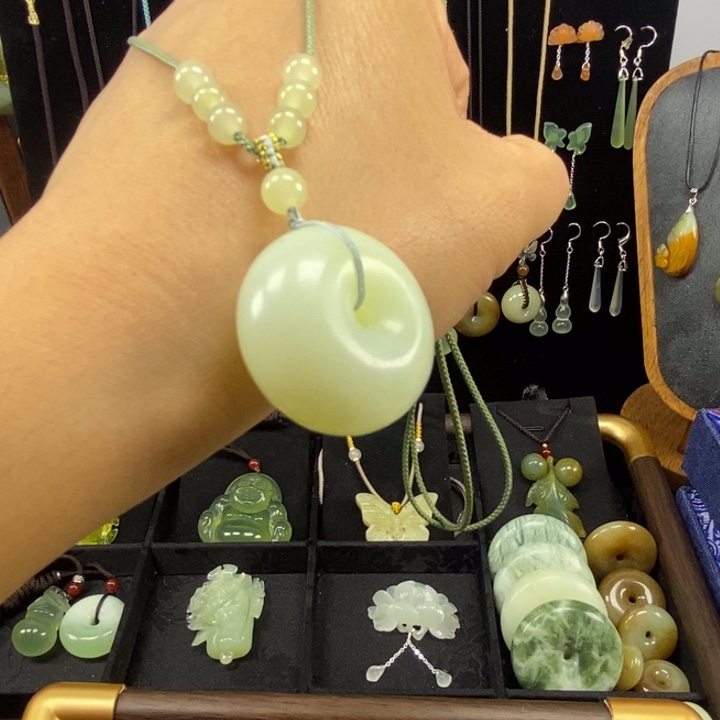 岫玉未镶嵌颈饰小平安扣