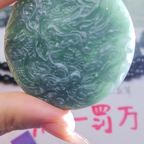 翡翠颈饰未镶嵌天然的A货翡翠多样性发货