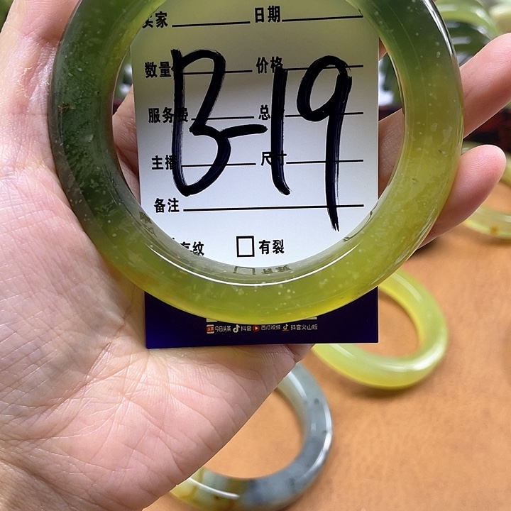 蛇纹石玉手镯合金做****盼