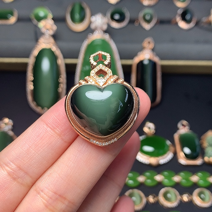 和田玉18K金镶嵌颈饰