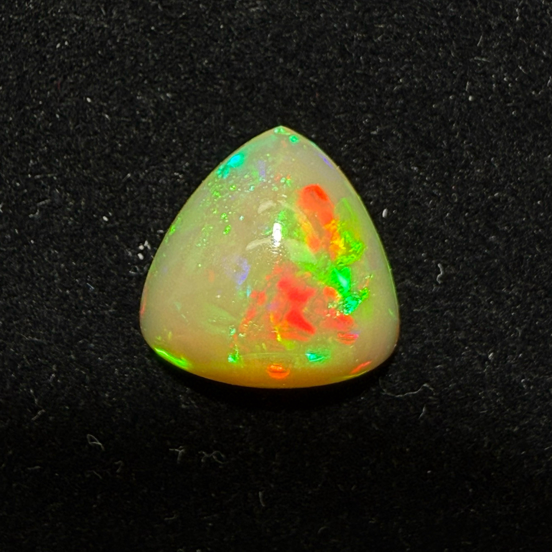 7.075ct天然彩欧泊裸石，尺寸13.9*14.2*8mm，颜色美艳，油画般色彩