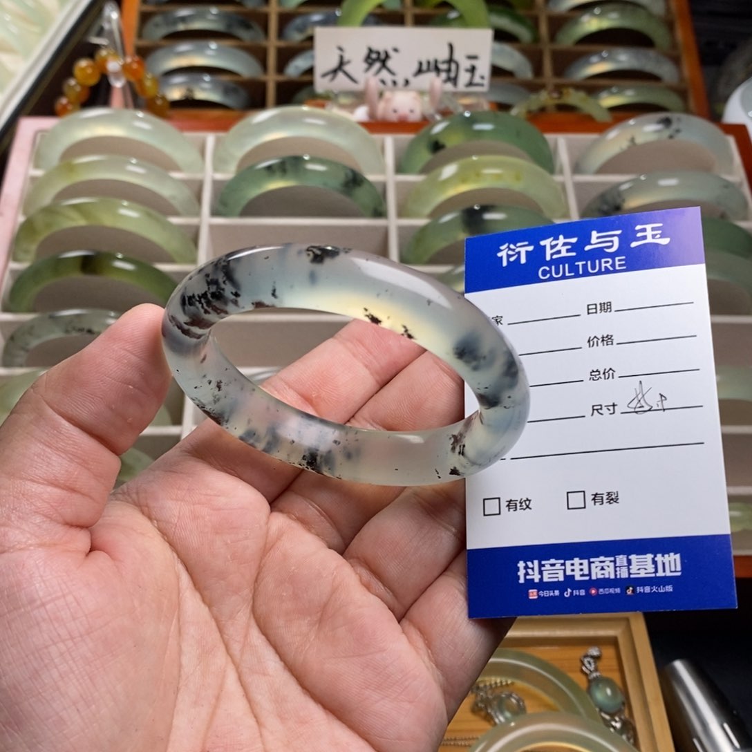 蛇纹石玉手镯未镶嵌旺***头