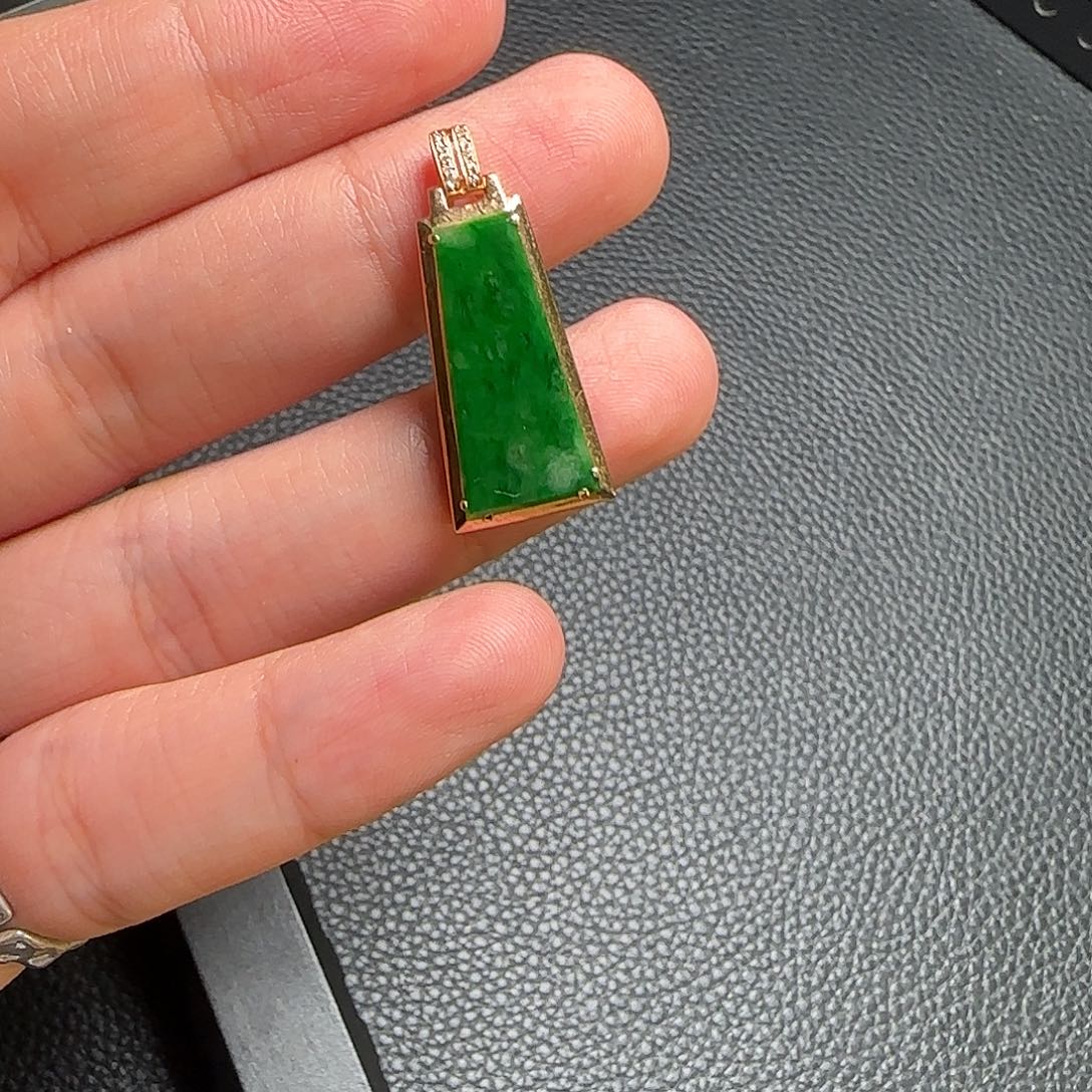 翡翠颈饰18K金镶嵌翡翠