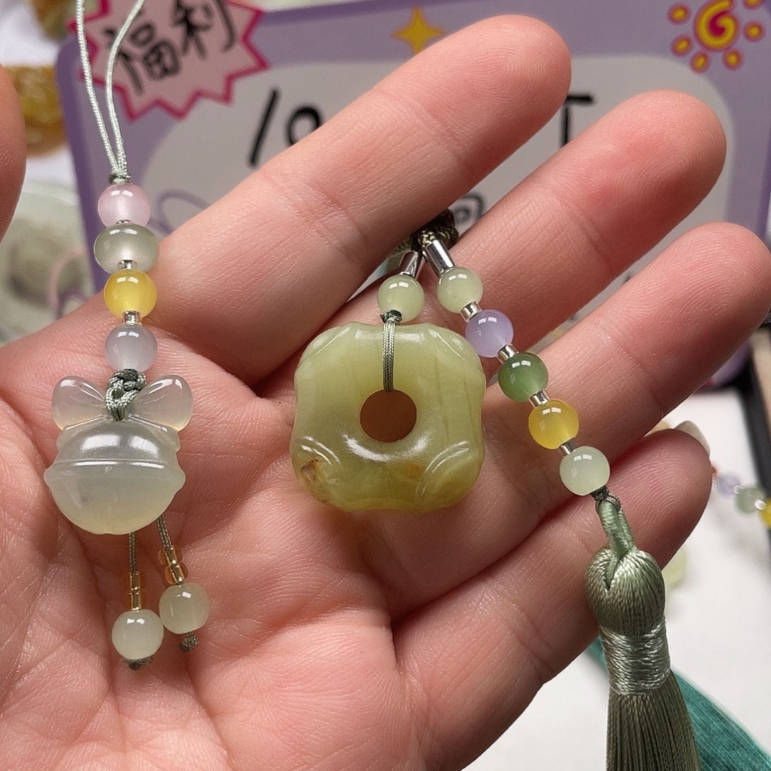 妞***妞蛇纹石玉未镶嵌颈饰