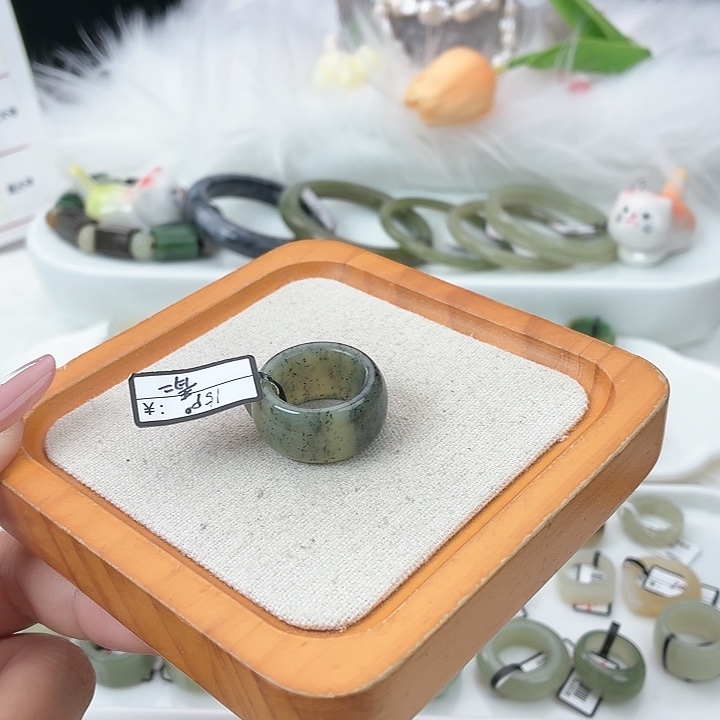 和田玉（糖玉）未镶嵌戒指t25点墨墩墩直径18不退换