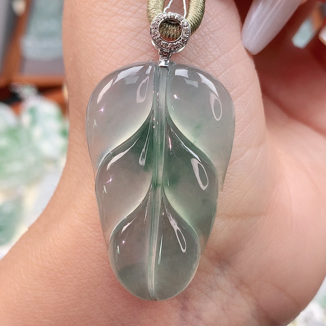 颈饰18K金镶嵌翡翠佛公