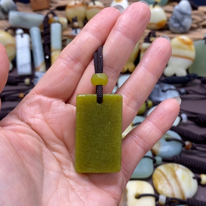 蛇纹石玉未镶嵌颈饰