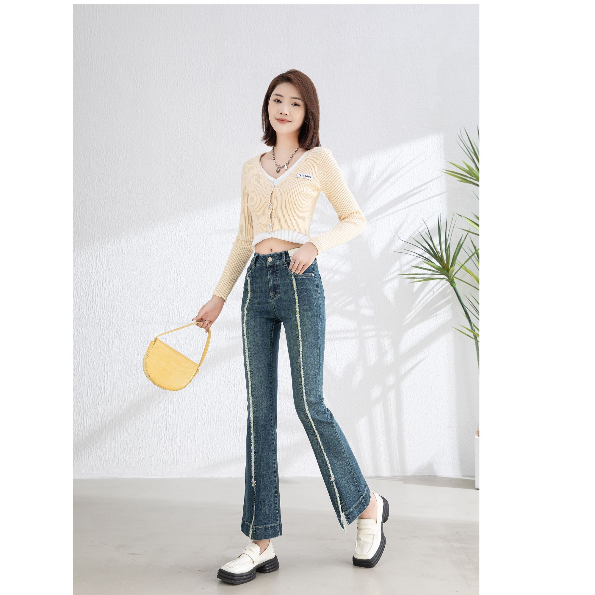 2025新春新品牛仔复古蓝色显瘦显高百搭时尚高腰弹力微喇裤修身