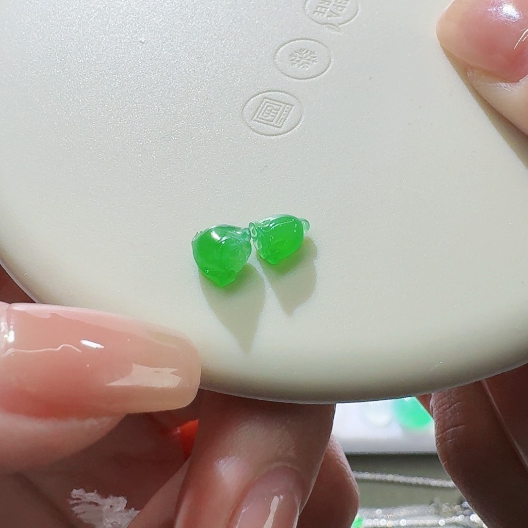 翡翠颈饰未镶嵌莲蓬1对