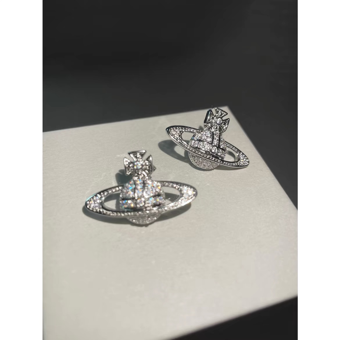 铜合金耳饰 西太后土星满钻耳钉女耳环网红气质小众设计款耳饰女