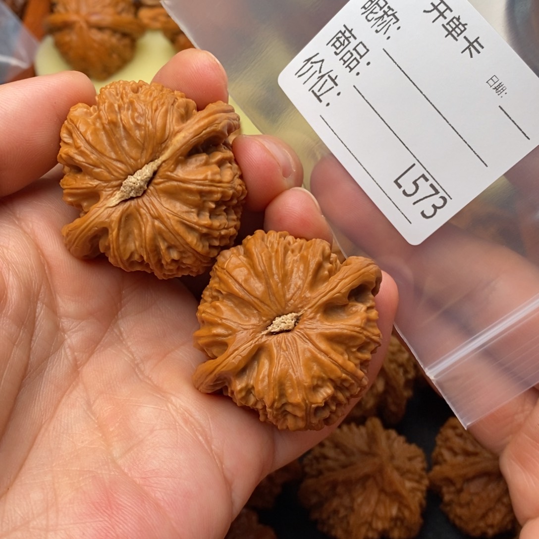 劉***.文玩核桃把件42白狮子