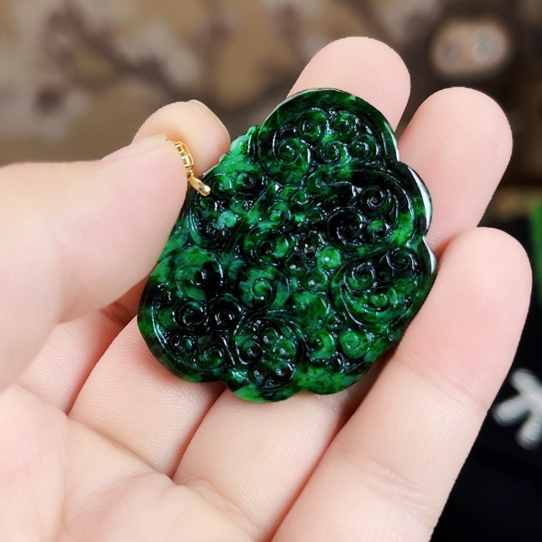 翡翠18K金镶嵌颈饰吊坠