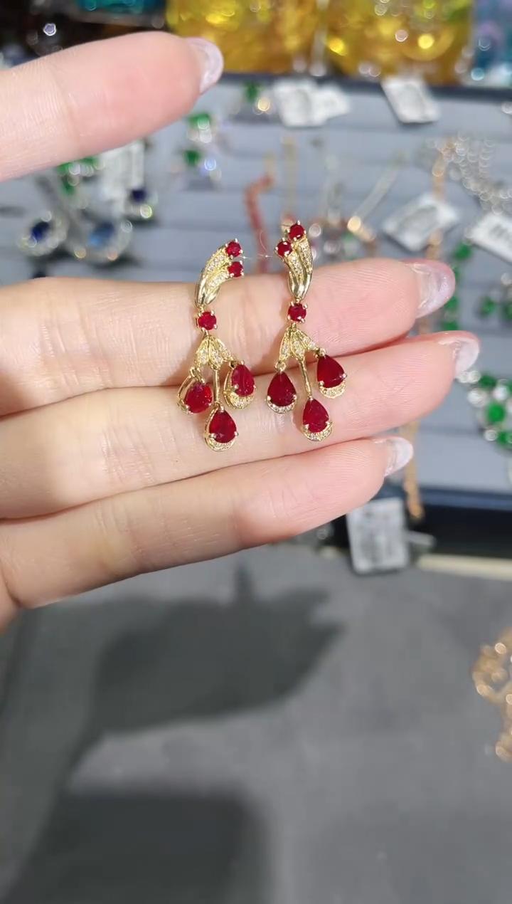 18K金镶嵌天然红宝石耳饰耳钉