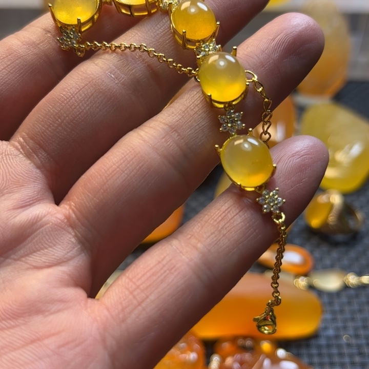 张***珊石英质玉未镶嵌旦面