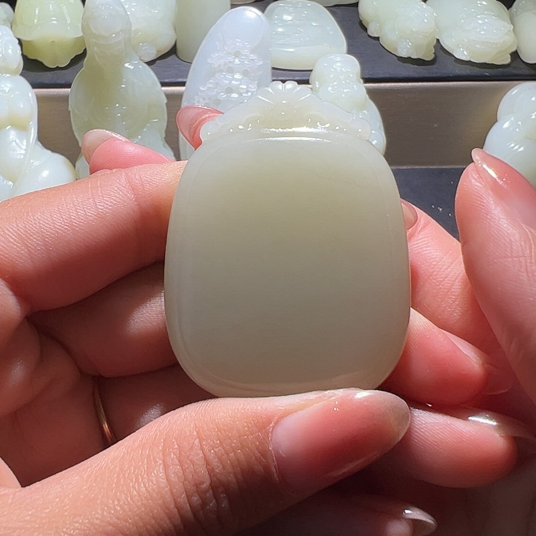 众***程和田玉未镶嵌颈饰