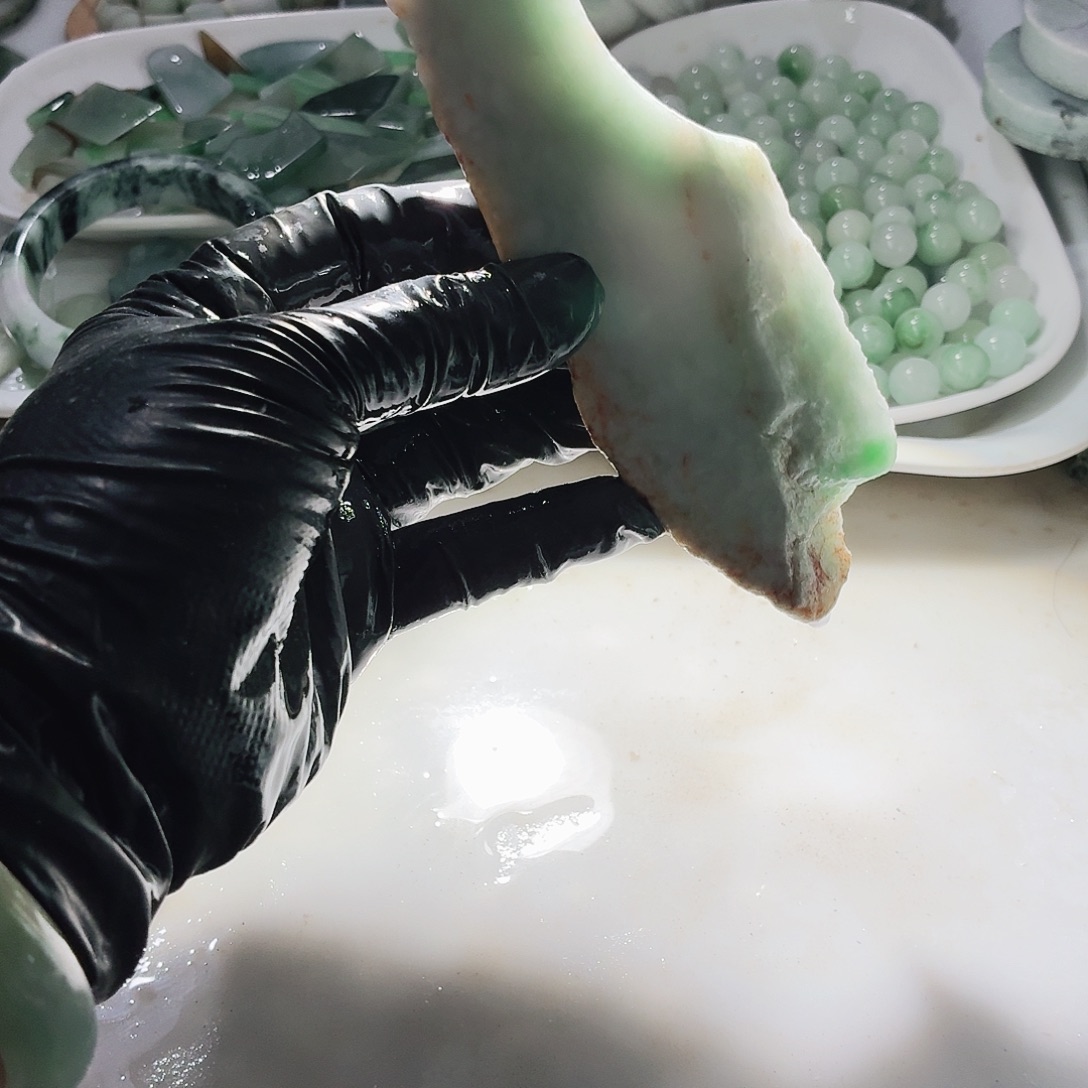 翡翠未镶嵌颈饰边角料