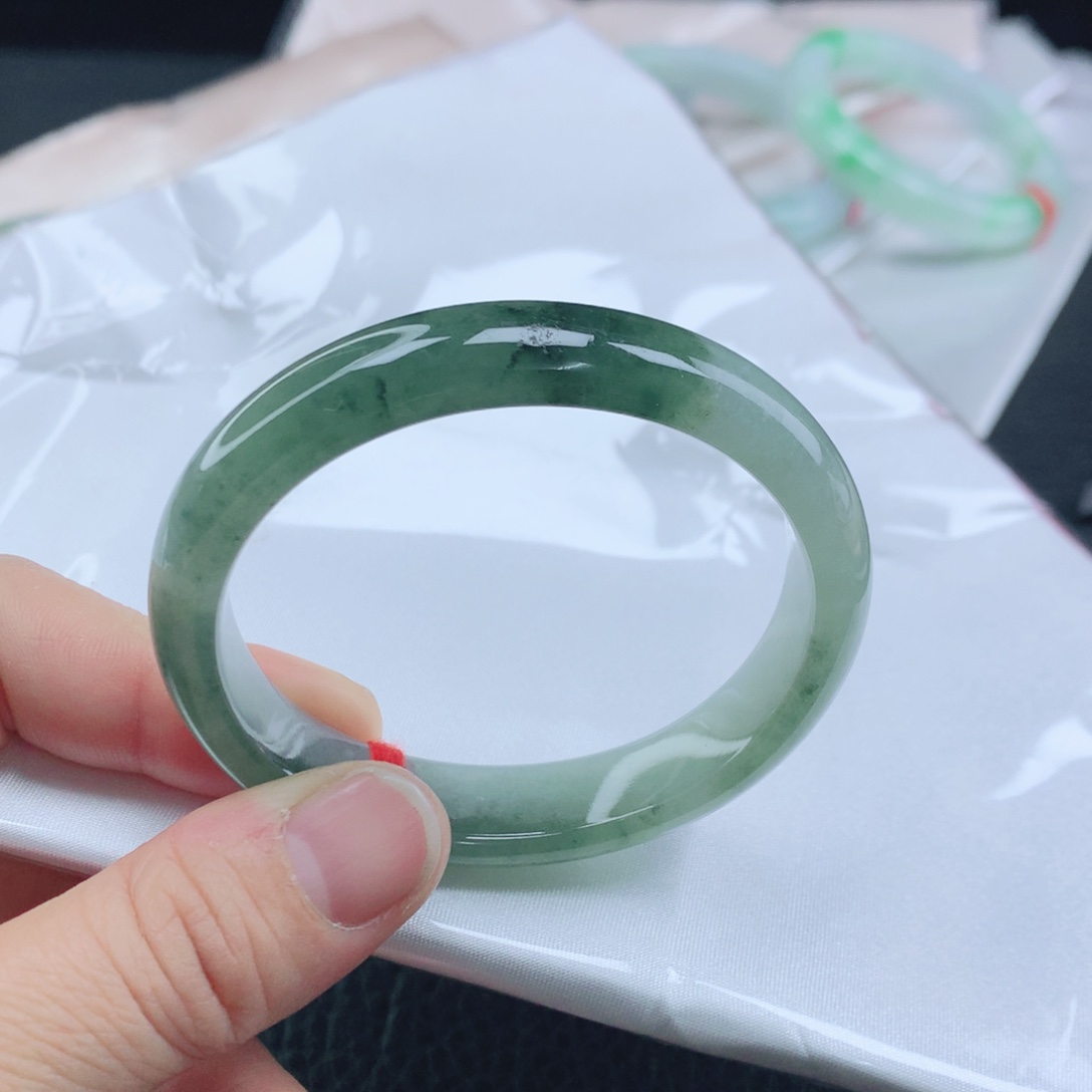 翡翠未镶嵌手镯（贵妃镯）53飘绿翡翠手镯