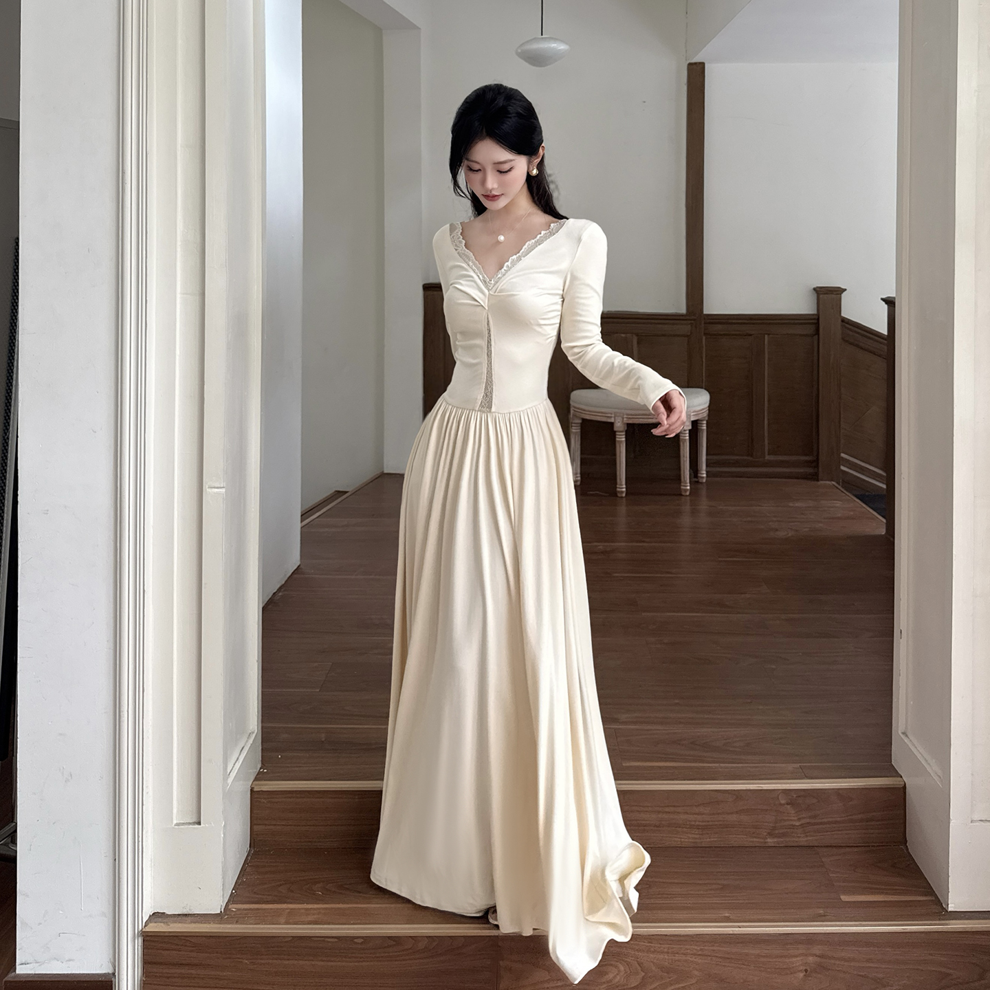 法式轻熟简约风V领秋冬内搭连衣裙女早秋气质修身设计感长裙