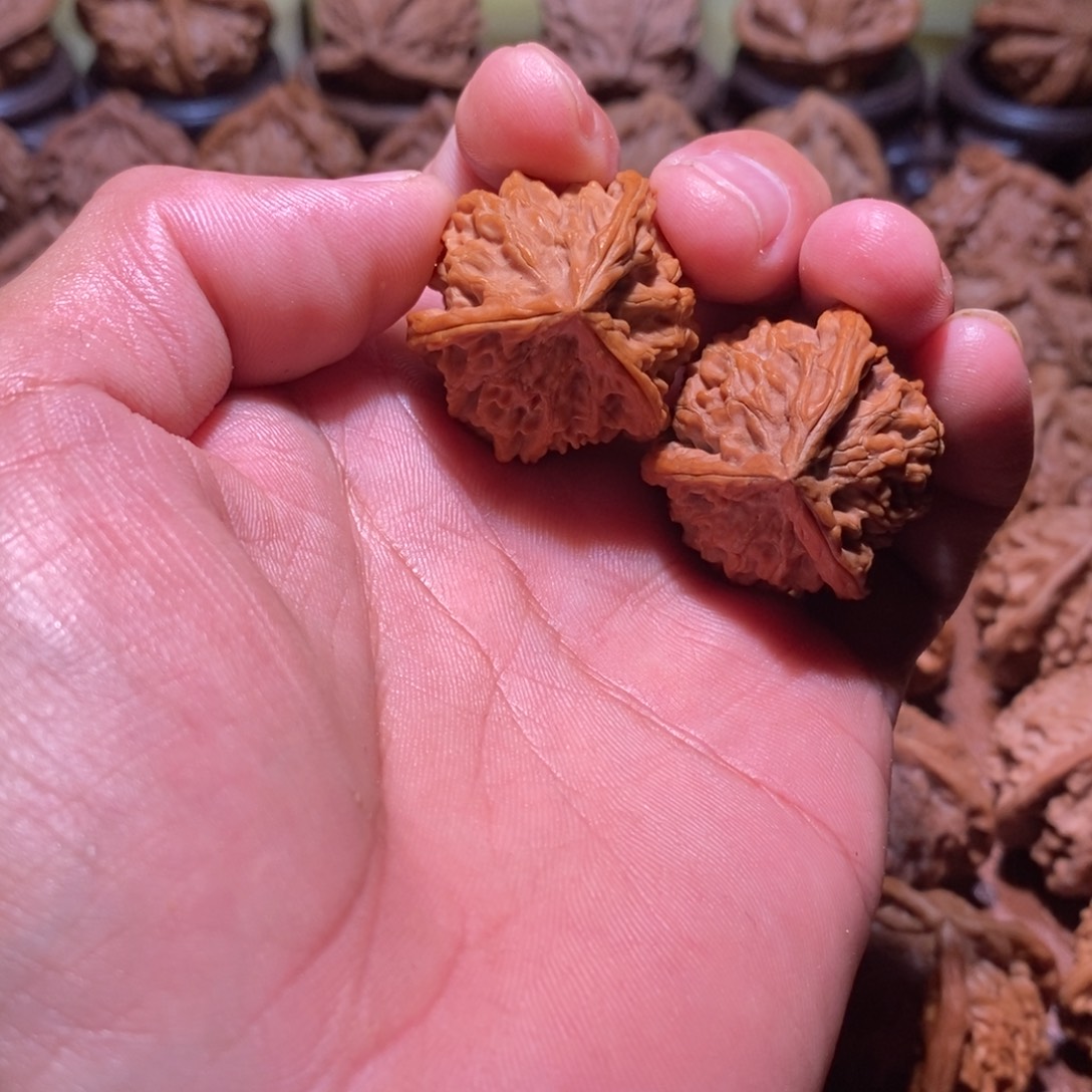 s***f盘山三棱文玩核桃手把件