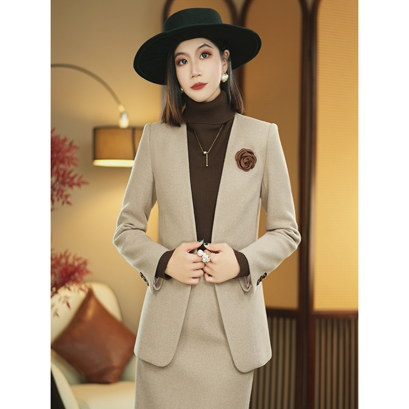 YAOYAO-杏色套裙2024冬季设计师系列复古气质套装3773