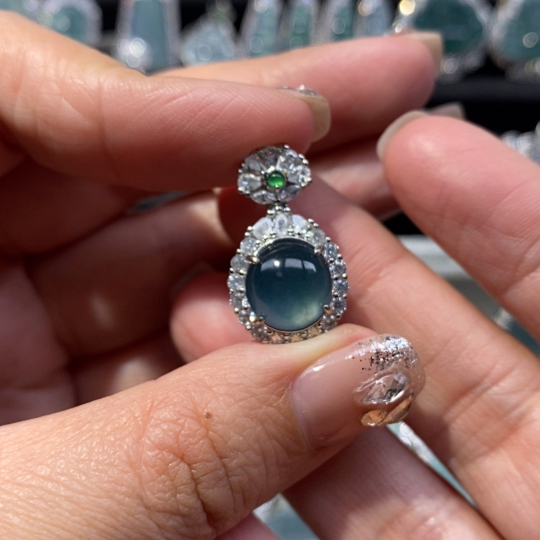 翡翠颈饰未镶嵌翡翠