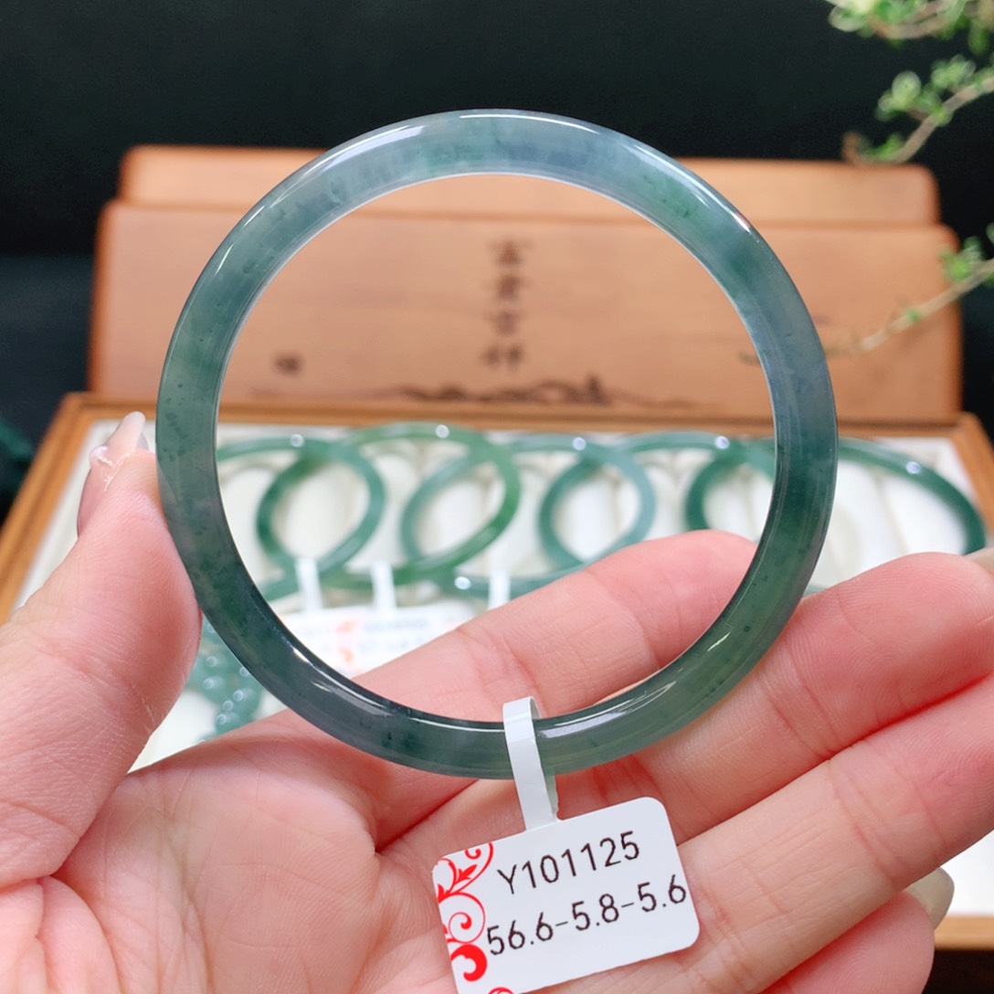 翡翠手镯未镶嵌天然