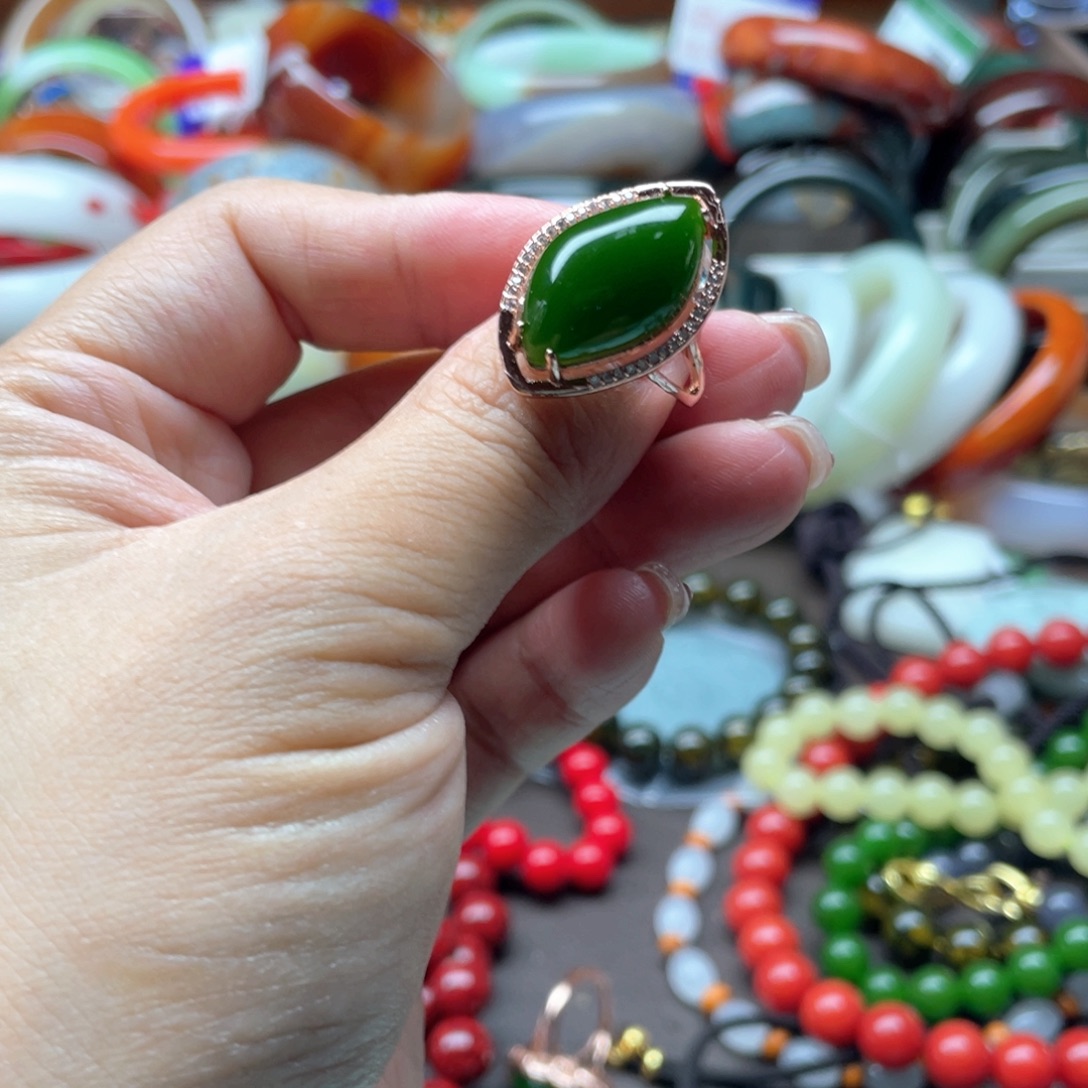 未镶嵌戒指和田玉