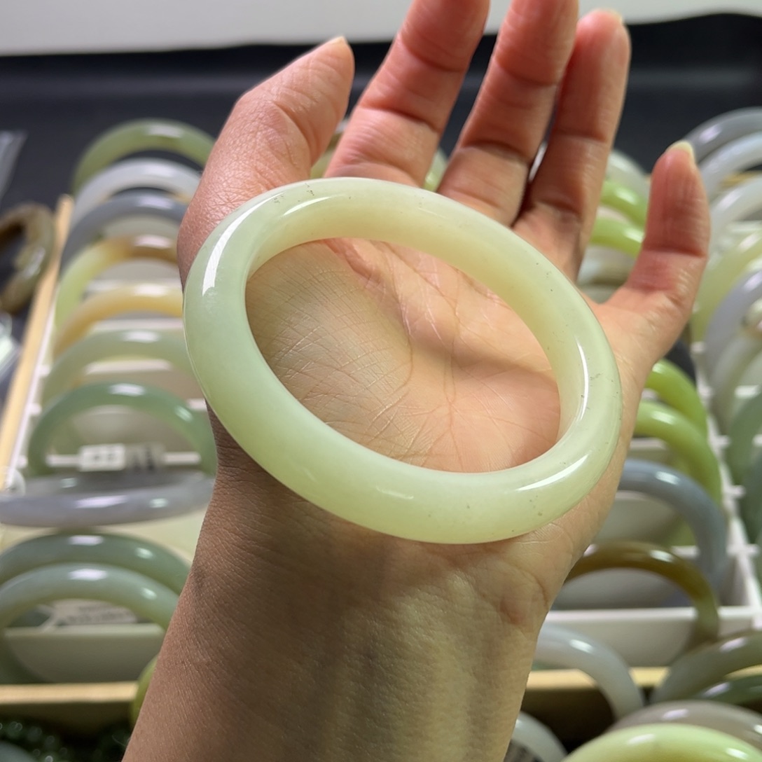 和田玉手镯59.5圈未镶嵌