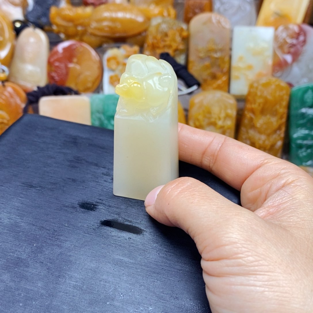 石英质玉（黄龙玉）颈饰未镶嵌