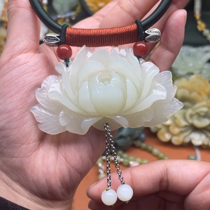 蛇纹石玉吊坠合金