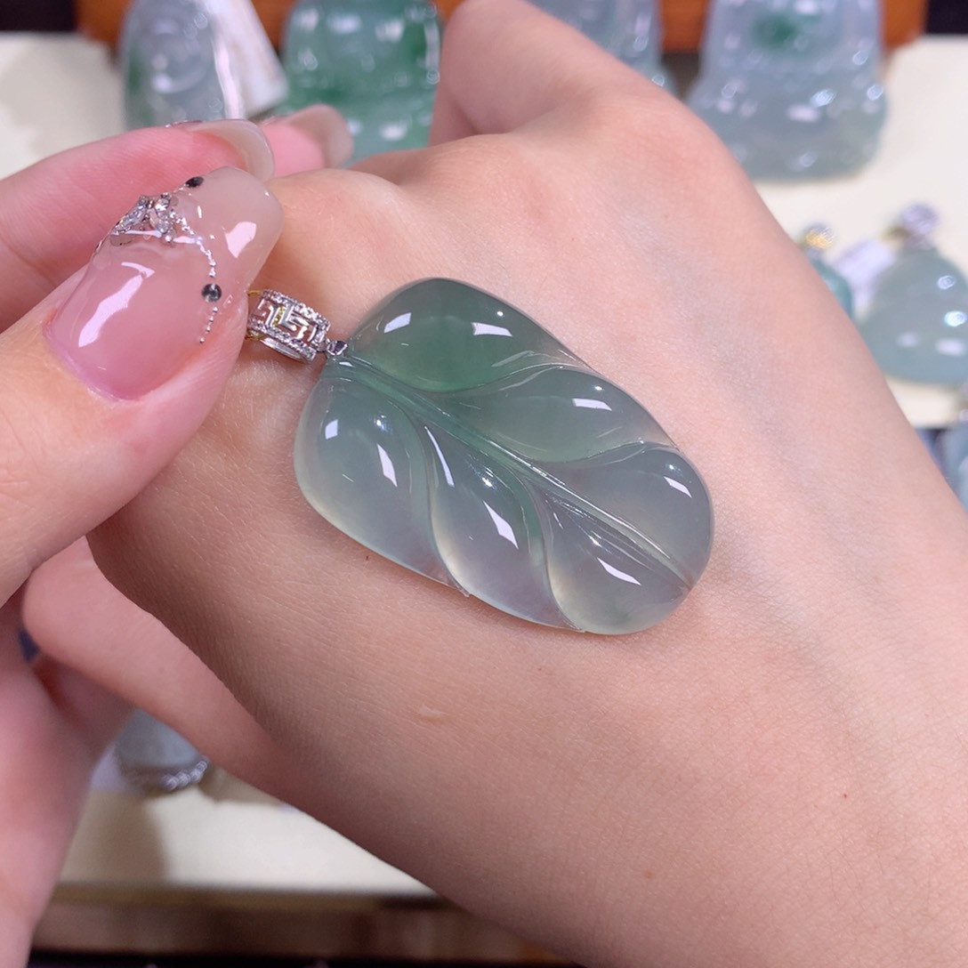 翡翠颈饰18K金镶嵌有**烟叶子