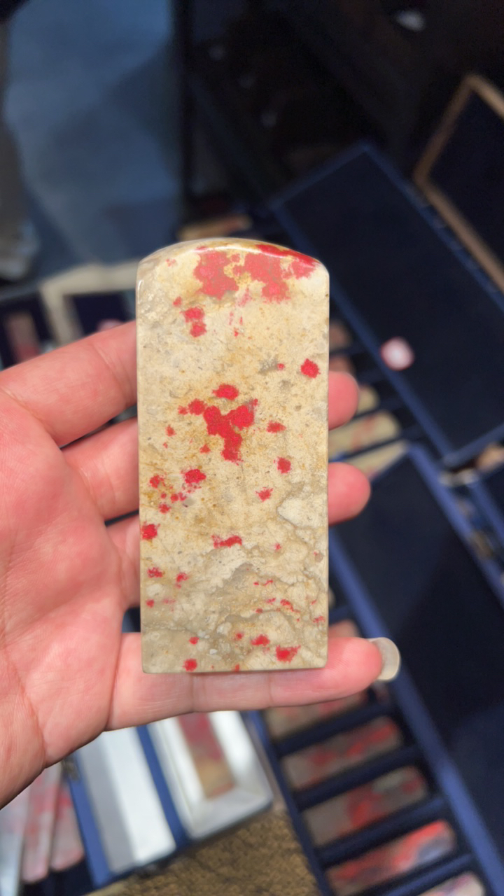 昌化鸡血石印章，颜色鲜艳，四面环血，质地通透，外观霸气，